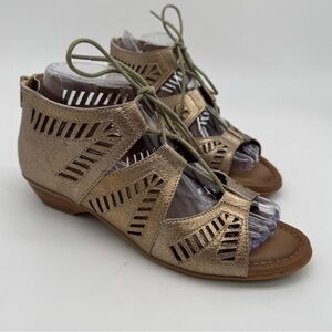 Comfortiva Riley Metallic Gold Leather Sandal Size 7.5